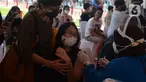 Seorang ibu mendampingi anaknya melakukan vaksin covid-19 di Stadion Utama Gelora Bung Karno (GBK), Senayan, Jakarta, Sabtu (3/7/2021). Pemprov DKI menggelar vaksinasi COVID-19 massal bagi anak usia 12-17 tahun di Stadion GBK selama dua hari, yakni pada 3-4 Juli 2021. (merdeka.com/Imam Buhori)