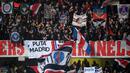 Suporter Paris Saint-Germain (PSG) saat pertandingan melawan Troyes pada laga Liga 1 Prancis di Stadion Aube, Sabtu (2/2/2018). Troyes takluk 0-2 dari PSG. (AFP/Franck Fife)