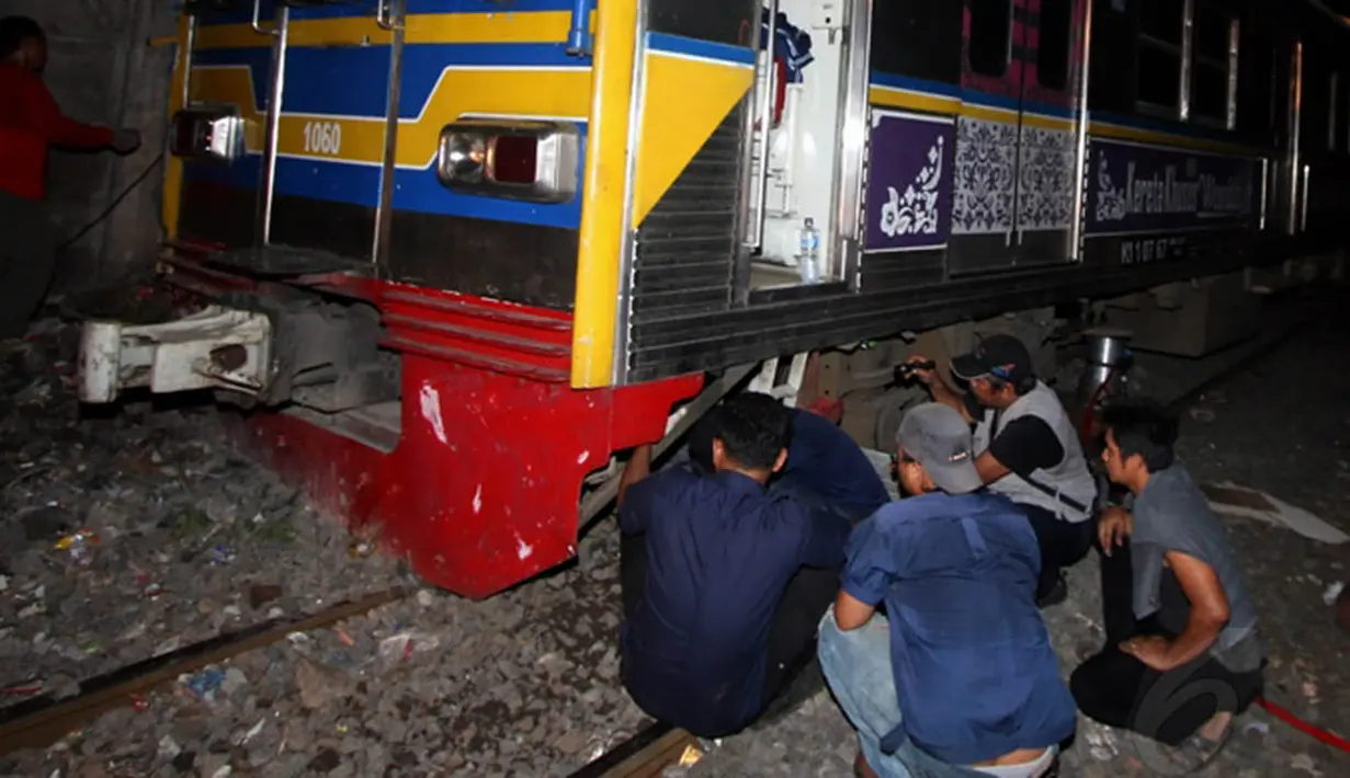 Anjloknya Commuter Line akibat oknum yang tidak bertanggung jawab melemparkan sebuah karung berisi kayu, tepat ke tengah jalur rel. Kemayoran. Kamis (29/05/2014) (Liputan6.com/Faisal R Syam)
