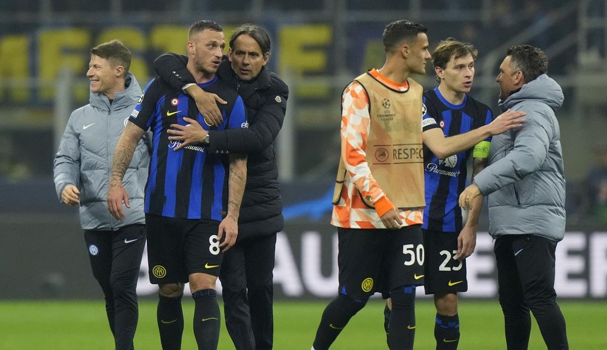 Pelatih Inter Milan, Simone Inzaghi, berbincang dengan Marko Arnautovic setelah laga duel leg pertama babak 16 besar Liga Champions di Stadion Giuseppe Meazza, Rabu (21/2/2024). Arnautovic menjadi pahlawan setelah goll semata wayangnya menjadi penentu kemenangan. (AP Photo/Luca Bruno)