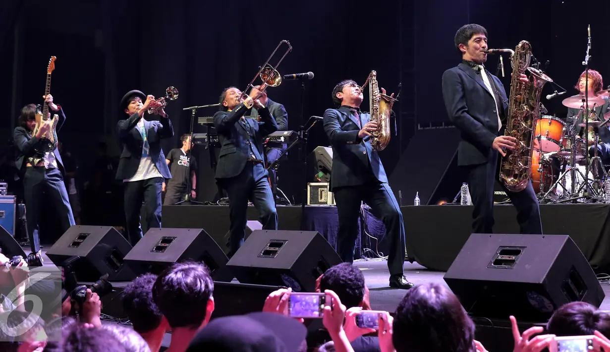Tokyo Ska Paradise Orchestra saat mengajak ribuan penonton untuk berjoget ska di Java Jazz Festival 2016 di Jakarta, Jumat (4/3). Tokyo Ska Paradise Orchestra dibentuk pada tahun 1988 oleh perkusi Asa-Chang. (Liputan6.com/Angga Yuniar)