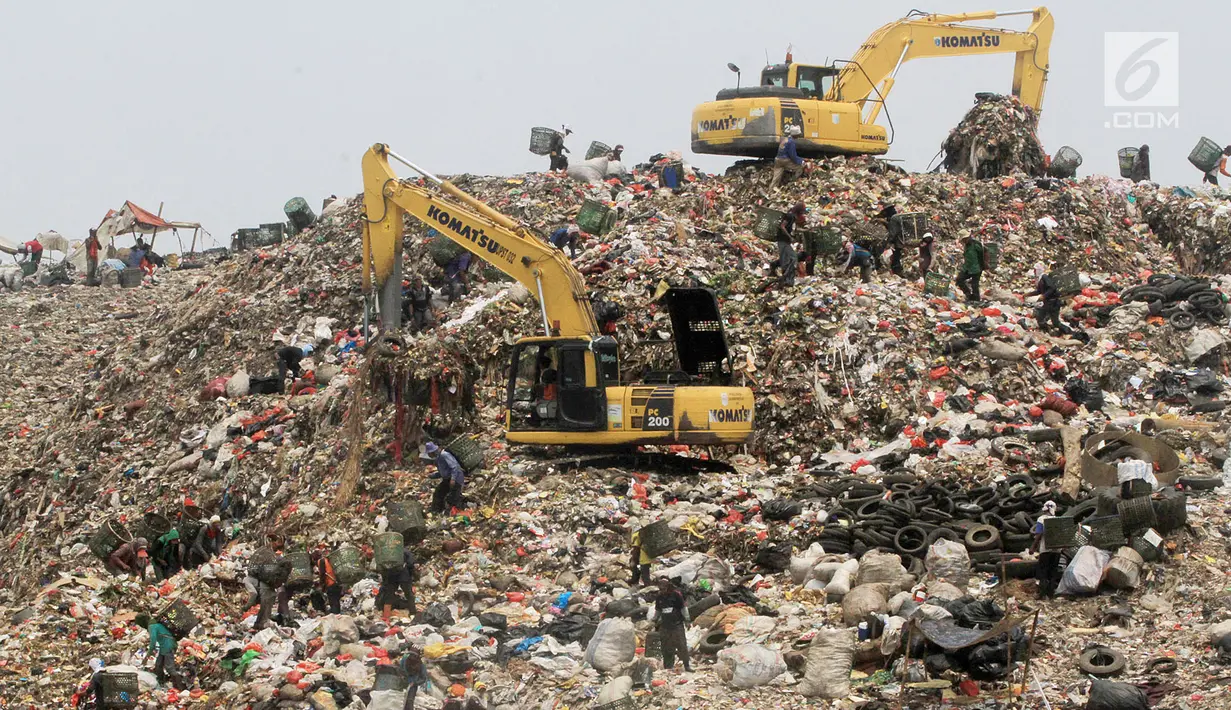 Alat berat mengeruk sampah di TPST Bantar Gebang, Bekasi, Jawa Barat, Senin (18/3). Memasuki usianya yang ke 30 tahun, TPST Bantar Gebang tinggal memiliki kapasitas 10 juta ton lagi. (merdeka.com/Arie Basuki)