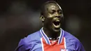 1. George Weah, memulai karier di PSG pada musim 1995/96 hingga 1999/00. Kala itu dirinya menjadi salah satu wonderkid incaran klub besar Eropa dan akhirnya memutuskan hijrah ke AC Milan. (www.psg.fr)