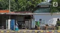 Warga melintas di Rest Area KM 50 A yang ditutup secara permanen pada 20 Desember 2020 lalu di Tol Jakarta-Cikampek, Karawang, Kamis (24/12/2020). Menurut pihak Jasa Marga rest area itu turut menyumbang kepadatan di ruas area KM 48-50. (Liputan6.com/Herman Zakharia)