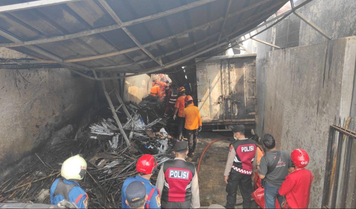 Karena, di dalam gudang banyak terdapat barang plastik yang mudah terbakar.