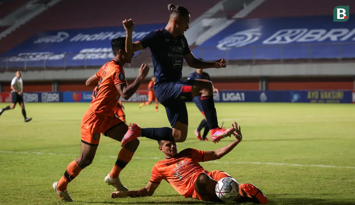 Hingga laga usai, Persiraja tak sanggup mengejar ketertinggalan. Arema berhasil mengamankan kemenangan 2-0 dan meraih tiga poin penting dalam empat laga secara beruntun. (Bola.com/Bagaskara Lazuardi)q