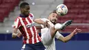 Gelandang Atletico Madrid, Geoffrey Kondogbia (kiri) berebut bola dengan gelandang SD Huesca, David Ferreiro dalam laga lanjutan Liga Spanyol 2020/2021 pekan ke-32 di Wanda Metropolitano Stadium, Madrid, Kamis (22/4/2021). Atletico menang 2-0 atas SD Huesca. (AFP/Javier Soriano)