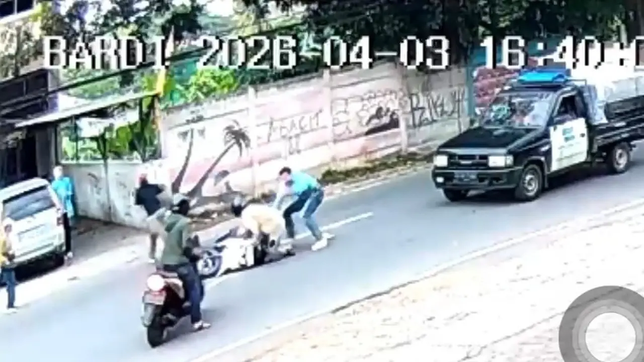 Tangkapan layar rekaman kamera CCTV memperlihatkan pencuri motor melepaskan tembakan ke warga saat kepergok.