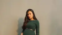 Pose babybump Asmirandah (https://www.instagram.com/p/CFGbxZxJFr6/)
