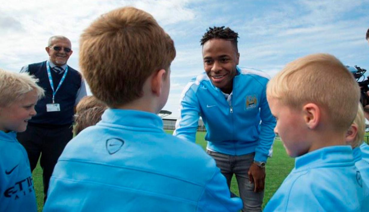 Raheem Sterling mengunjungi tempat latihan Manchester City. (Twitter.com)