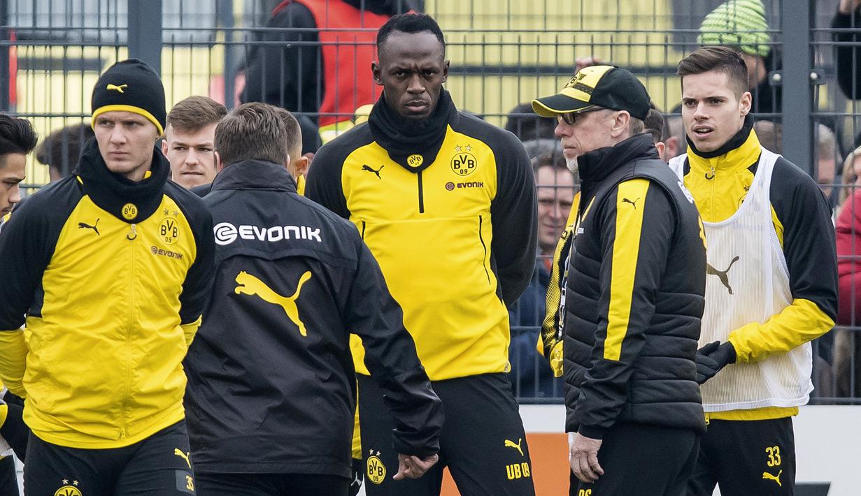 Usain Bolt mendengar arahan pelatih saat berlatih bersama Borussia Dortmund Dortmund di Dortmund, Jerman, (23/3/2018). Bolt pensiun dari dunia atletik usai Kejuaraan Dunia 2017. (Guido Kirchner/dpa via AP)