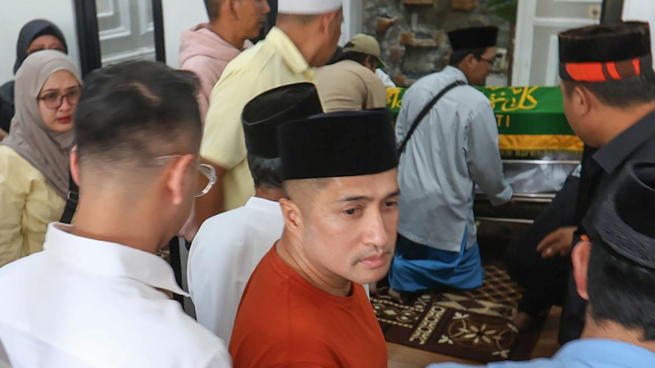 FOTO: Air Mata Iringi Kepergian Mpok Alpa, Komedian yang Tetap Ceria Meski Sakit