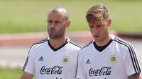 Gelandang Argentina, Javier Mascherano, bersama Lucas Biglia saat mengikuti sesi latihan di Bronnitsy, Minggu (24/6/2018). (AP/Ricardo Mazalan)