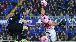 Pemain Juventus, Mario Mandzukic (kanan) menyundul bola saat berduel denan pemain Atalanta, Luca Cigarini pada lanjutan Serie A 2015-2016  di Stadion Atleti Azzurri d'Italia, Minggu (6/3/2016) malam WIB. (AFP/Olivier Morin)