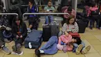 Para pelancong masih terdampar di Bandara Internasional Jorge Chavez di Callao, sebuah provinsi yang berdekatan dengan Lima, karena matinya lampu landasan pacu, Senin (3/6/2024). (Juan Carlos CISNEROS / AFP)