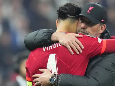 Jurgen Klopp telah membesut Liverpool sejak 2015/2016 dan mampu membawa The Reds dalam 12 laga final hingga musim ini. Dari total 12 laga final, ia mampu mempersembahkan 6 trofi bagi The Reds, sementara 6 laga lainnya berujung kekalahan. Berikut deretan 6 kekalahan tersebut. (AP/Petr David Josek)