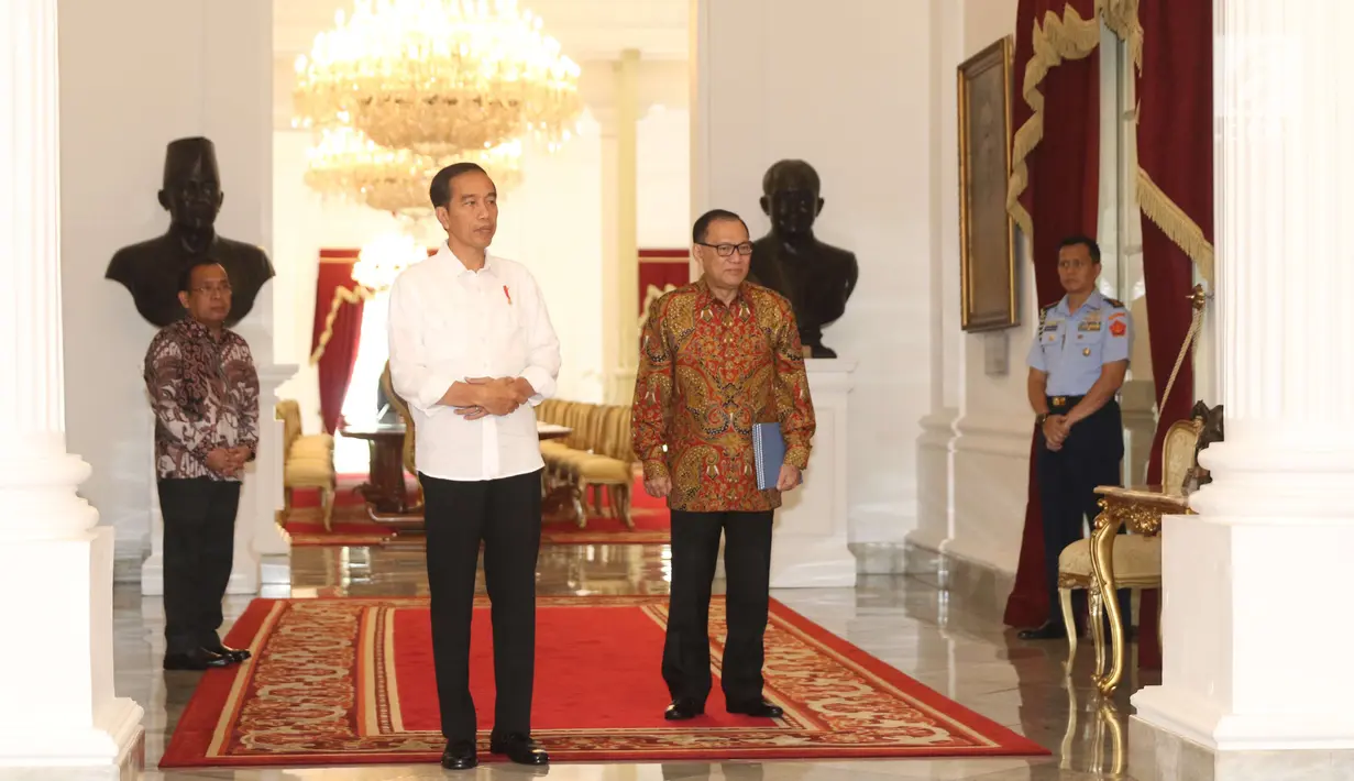 Presiden Jokowi didampingi  Gubernur Bank Indonesia (BI) Agus Martowardojo menunggu kedatangan Managing Director IMF Christine Lagarde di Istana Merdeka, Senin (26/2). Lagarde pernah datang ke tanah air pada September 2015. (Liputan6.com/Angga Yuniar)