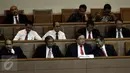 Kementerian Keuangan mewakili pemerintah menghadiri rapat paripurna DPR RI ke-27 di Komplek Parlemen, Senayan, Jakarta, Jumat (20/5). Rapat yang membahas RAPBN Tahun Anggaran 2017 dipimpin oleh Wakil Ketua DPR Taufik Kurniawan. (Liputan6.com/Johan Tallo)