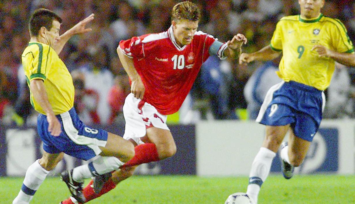 Michael Laudrup - Pemain yang berposisi sebagai gelandang serang ini adalah salah satu pesepakbola terbaik yang pernah dimiliki Denmark. Berkat kecepatan dan kreativitas di lini tengah, Laudrup mampu meraih gelar juara di liga di Italia, Spanyol hingga Belanda. (AFP/Frank Perry)