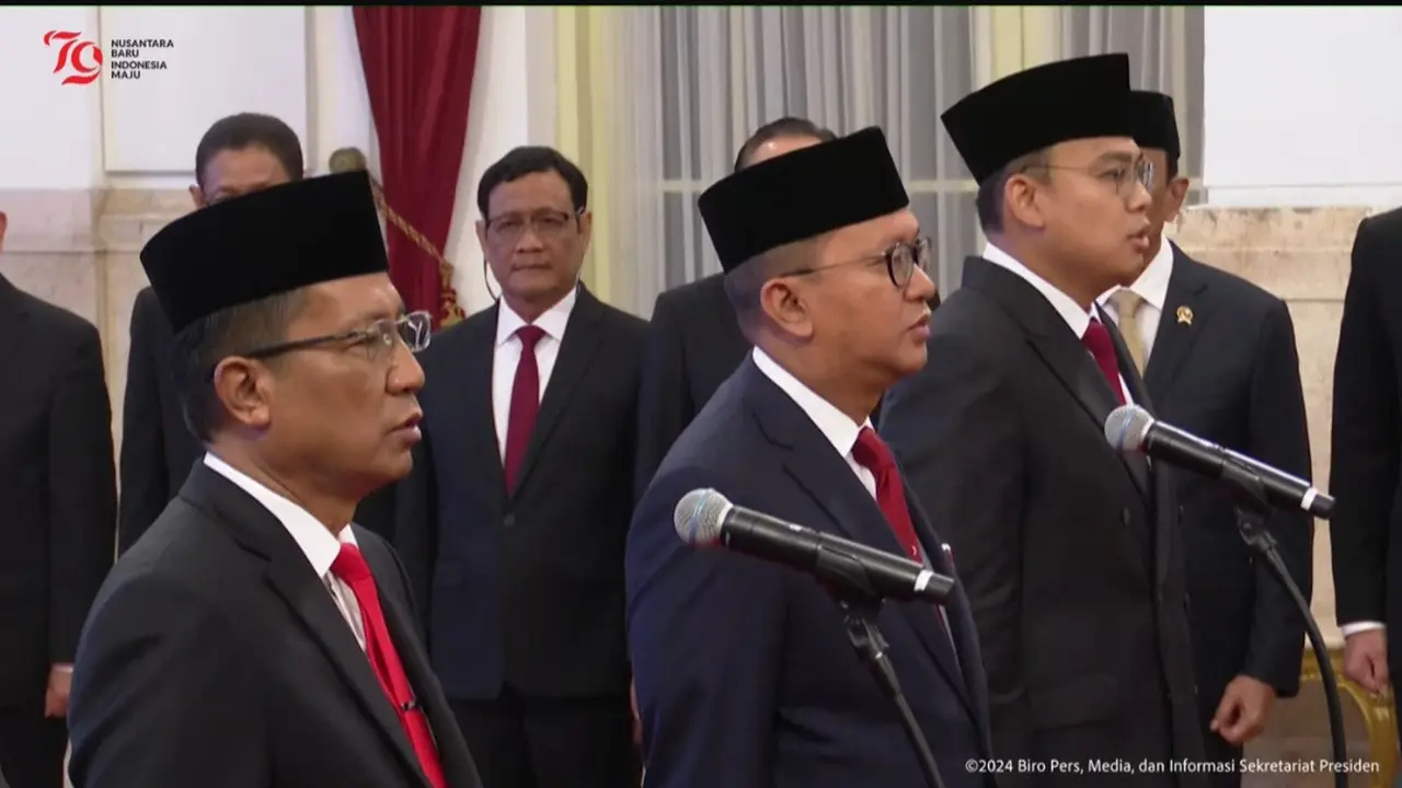 Tangkapan layar Presiden Joko Widodo (Jokowi) resmi melantik Rosan Roeslani menjadi Menteri Investasi/Kepala Badan Koordinasi Penanaman Modal (BKPM) pada Senin (19/8/2024) pagi. (Arief/Liputan6.com)