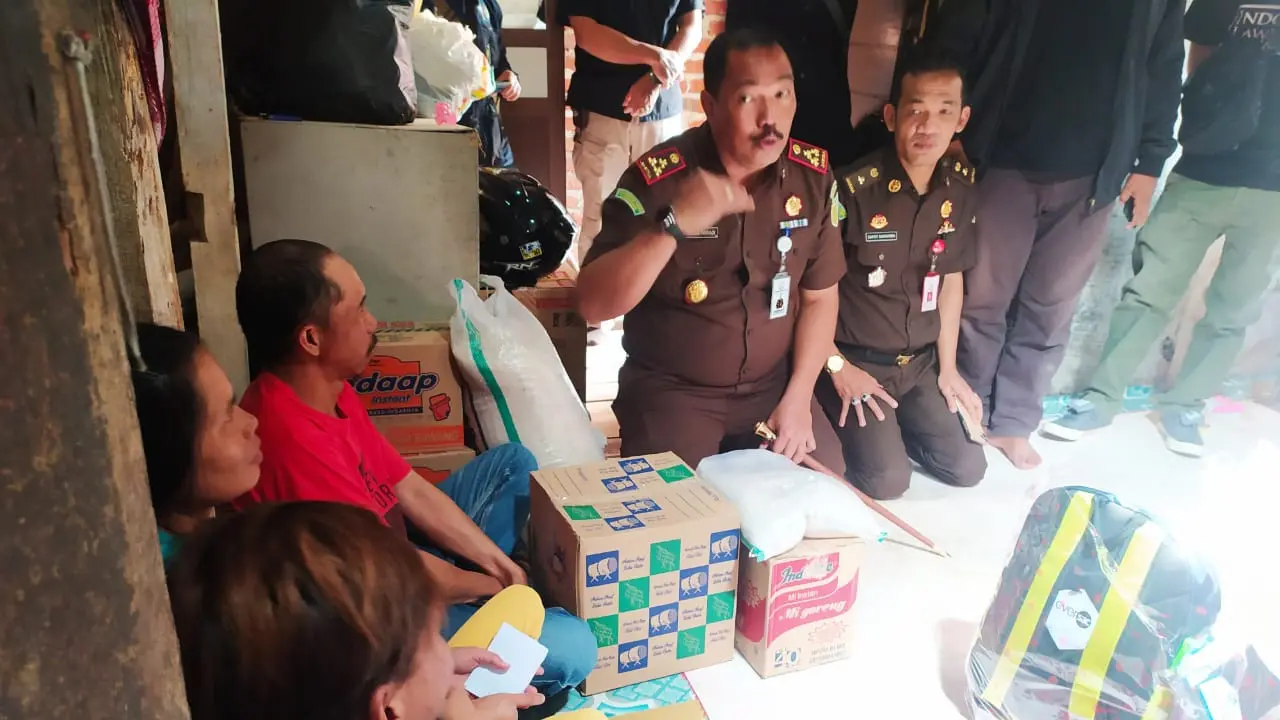 Kajari Garut Sugen Hariadi, nampak memberikan penyuluhan hukum terhadap keluarga Ajang, pelaku pencurian HP, yang diketahui untuk kepentingan proses belajar secara daring alias online.