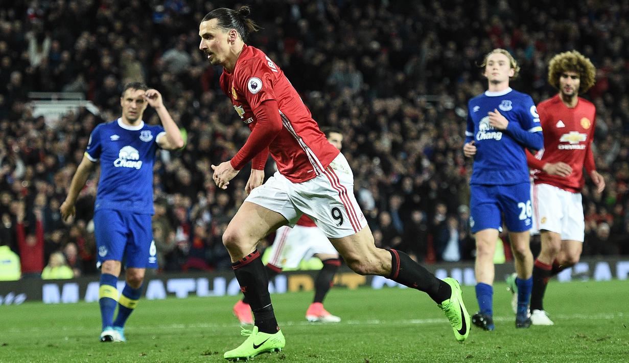 Striker Manchester United, Zlatan Ibrahimovic, merayakan gol yang dicetaknya ke gawang Everton pada laga Premier League di Stadion Old Trafford, Inggris, Selasa (4/4/2017). Kedua klub bermain imbang 1-1. (AFP/Oli Scarff)