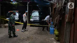 Polisi saat mengamankan barang bukti gas subsidi di Meruya Utara, Jakarta Barat, Selasa (6/4/2021). Polisi juga mengamankan dua tersangka yakni DF dan T menjual hasil gas oplosan berisi 12 Kg seharga Rp140 ribu. (merdeka.com/Imam Buhori)