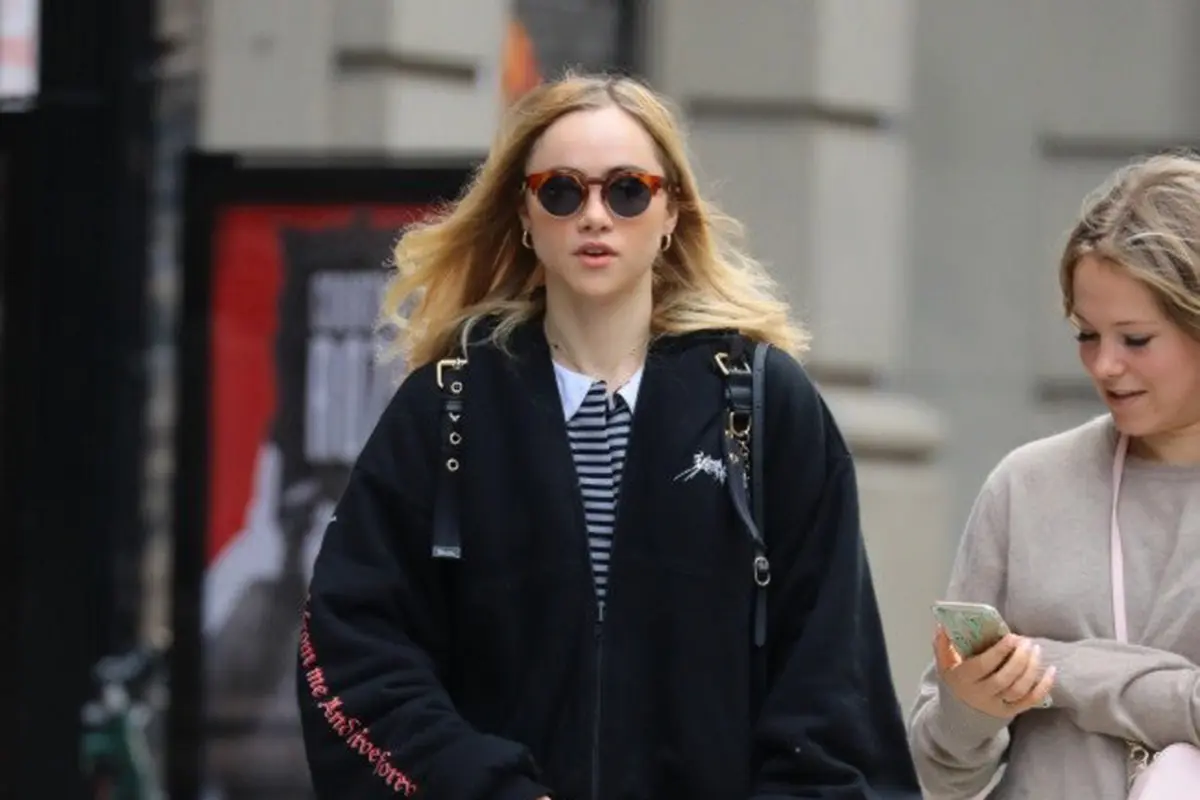 Suki Waterhouse tak sadar dirinya memamerkan bokong mulusnya. (via. The Sun)