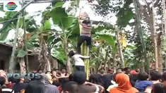 Para ibu di Kebumen berusaha keras memanjat pohon pisang agar bisa meraih hadiah yang ada di atasnya.