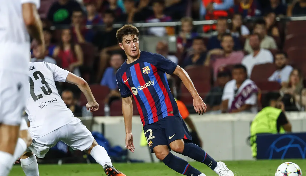 Gelandang Barcelona, Pablo Torre mengumpan bola saat bertanding melawan Viktoria Plzen pada pertandingan Grup C Liga Champions di stadion Camp Nou di Barcelona, Spanyol, Kamis (8/9/2022). Barcelona menang telak atas Viktoria Plzen 5-1. (AP Photo/Joan Monfort)