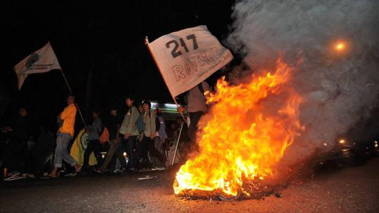 Tolak kenaikan BBM, mahasiswa bakar ban 