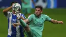 Pemain Real Madrid, Federico Valverde, berebut bola dengan pemain Espanyol, Didac Vila, pada laga La Liga di Stadion Cornella-El Prat, Minggu (28/6/2020). Real Madrid menang 1-0 atas Espanyol. (AP/Joan Monfort)