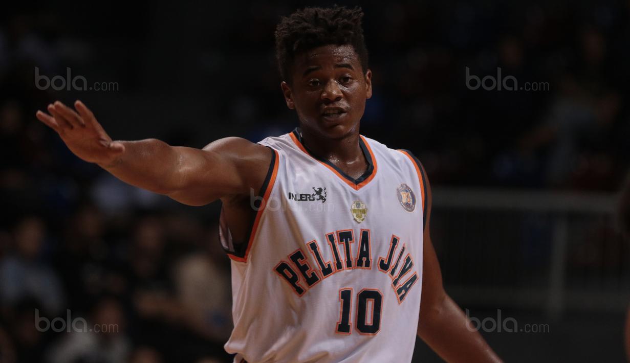 Pemain Pelita Jaya, Wayne Bradford Lyndon berkoordinasi dengan rekan setimnya Satria Muda pada laga Perbasi Cup 2017 di Sports Mall, Kelapa Gading, Jakarta, (10/11/2017). Pelita Jaya menang 82-77.  (Bola.com/Nick Hanoatubun)