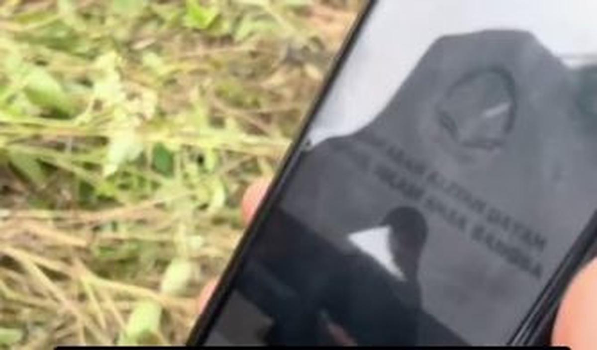 Dalam video yang diabadikan, pria ini nampak menyaksikan penampilan putrinya sedang menghafal 30 juz lewat ponsel. <br>