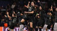 Gelandang Portugal Paris Saint-Germain bernomor punggung 17, Vitinha, dan rekan-rekan setimnya merayakan kemenangan tim mereka di akhir pertandingan leg pertama babak 16 besar Liga Champions UEFA antara Paris Saint-Germain (PSG) dan Chelsea di stadion Parc des Princes di Paris pada 12 Maret 2026. (FRANCK FIFE/AFP)