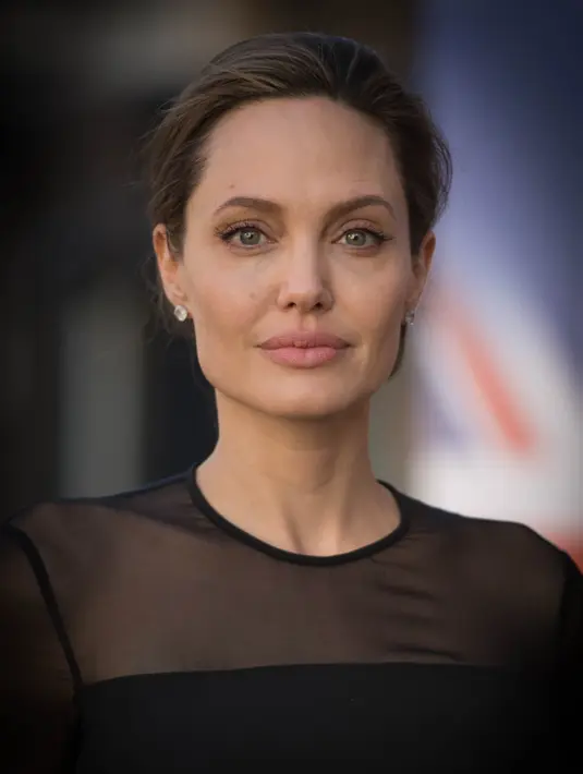 Terlebih saat kabar terbaru muncul, Jolie menerima tawaran untuk bermain di sebuah film yang berjudul “Shoot Like A  Girl”. Padahal sejak setahun lalu Jolie terlihat menghilang dari dunia televisi untuk fokus mengatasi rumah tangganya. (AFP/Bintang.com)