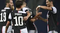 Striker Juventus Paulo Dybala bersama rekan setimnya merayakan gol ke gawang Bologna pada pekan ke-27 Liga Italia. Juventus menang 2-0 di Stadion Renato Dall'Ara, Selasa (23/6/2020) dini hari WIB. (Massimo Paolone / LaPresse via AP)