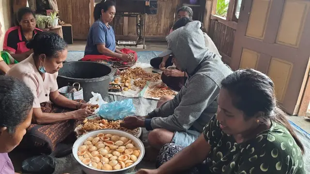 kelompok ibu-ibu Dasawisma Teratai di Kampung Wisata Pajoreja Desa Ululoga, Kabupaten Nagekeo, NTT, sedang mengolah buah pala, menjadi sirup dan manisan pala. (Foto Istimewah)