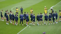 Pelatih kepala Ukraina Andriy Shevchenko berbicara kepada para pemainnya saat sesi latihan jelang melawan Austria pada pertandingan Grup C Euro 2020 di Stadion Arcul de Triumf, Bucharest, Rumania, Minggu (20/6/2021). Ukraina akan melawan Austria pada 21 Juni 2021. (AP Photo/Vadim Ghirda)