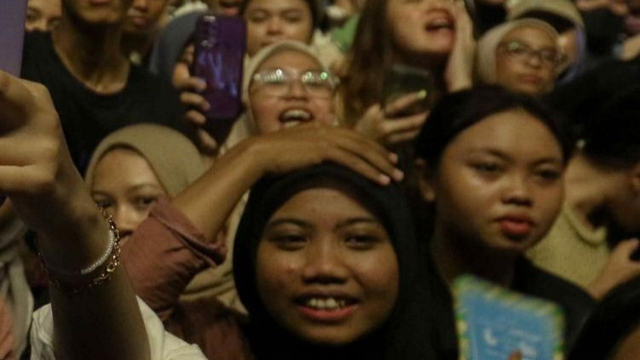 Dua lagu pada setiap reffnya itu telah membuat para penonton tersihir berjemaah. Foto: Liputan6.com / Herman Zakharia
