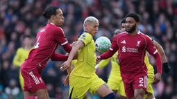 Liverpool mencatatkan 63 persen penguasaan bola, melepaskan 17 tembakan yang empat di antaranya mengarah ke gawang. Mereka pun berhasil unggul lebih dulu berkat eksekusi tendangan bebas Dominik Szoboszlai pada menit ke-18. (Peter Byrne/PA via AP)