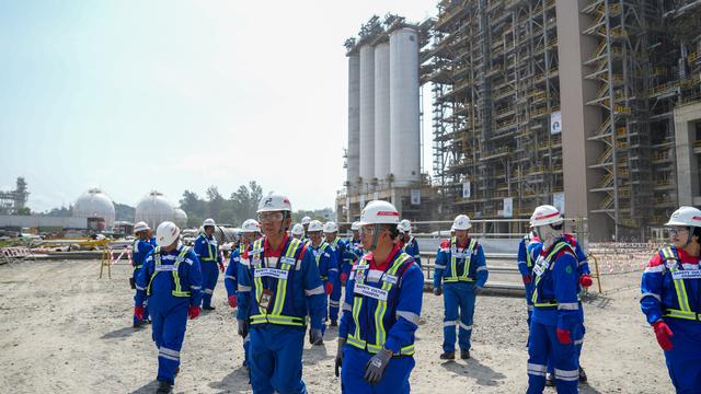 Direktur Utama PT KPI, Taufik Aditiyawarman meninjau kilang Pertamina Balikpapan.