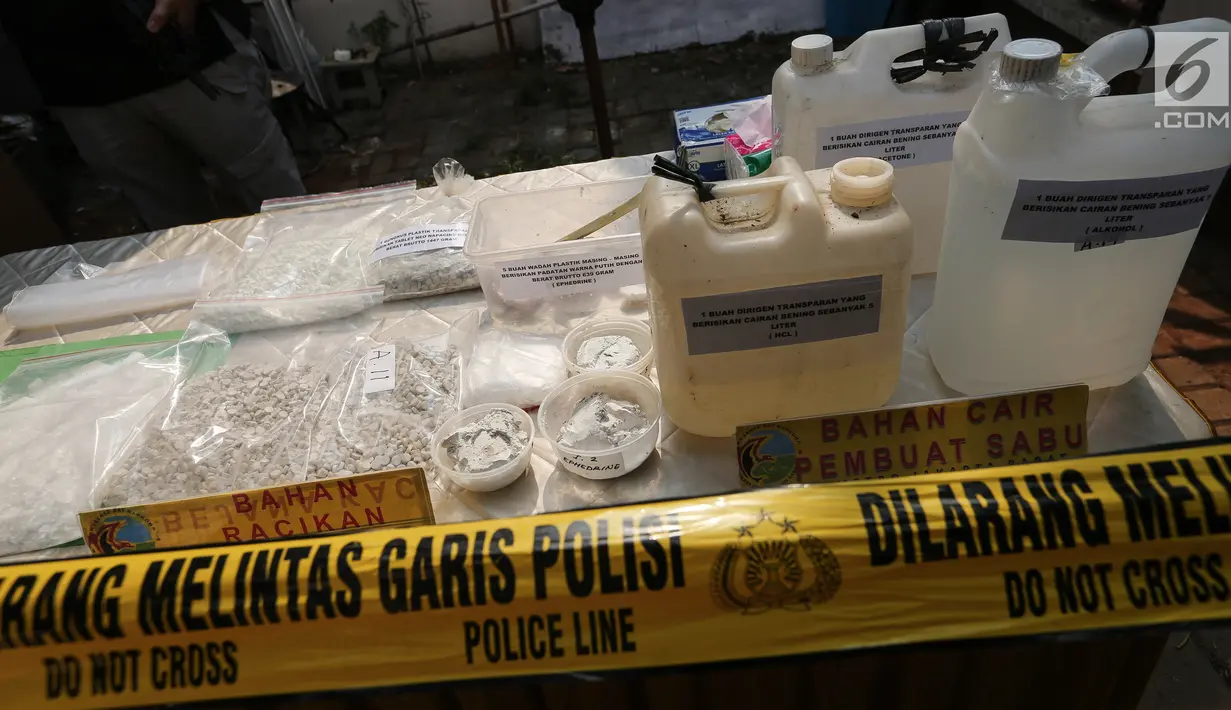 Barang bukti bahan pembuat sabu diperlihatkan di Perum Metland, Cipondoh, Tangerang, Rabu (8/8). Polisi menetapkan satu tersangka Antonius Wongso sebagai pembuat dan distribusi sabu. (Liputan6.com/Fery Pradolo)