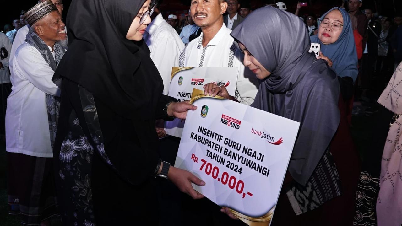 Bupati Ipuk Serahkan Insentif untuk 14 Ribu Lebih Guru Ngaji