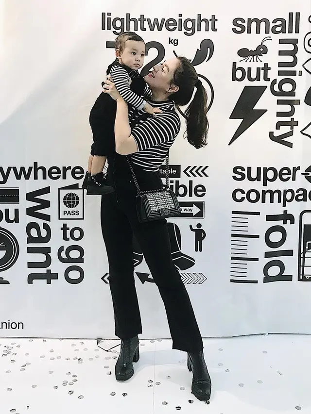 Potret Manis Vicky Shu Bersama Baby Abimanyu (sumber: instagram/@vickyshu)