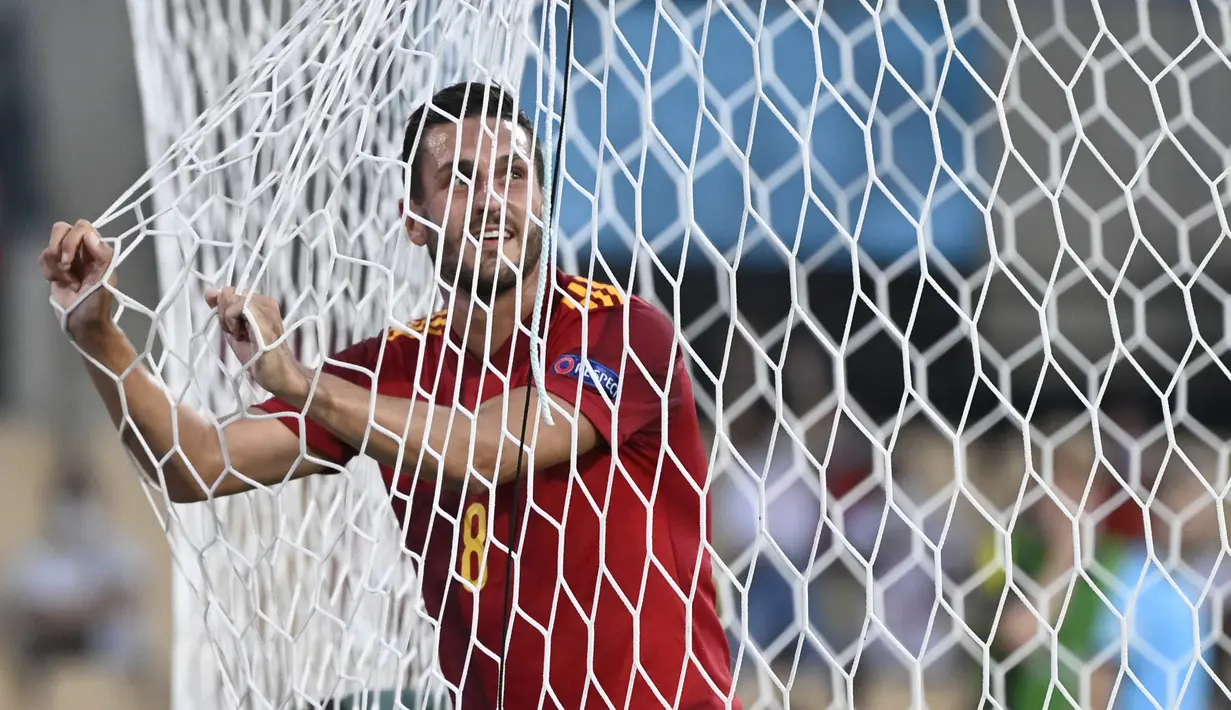 Spanyol kembali gagal memanfaatkan peluang menjadi gol saat tembakan gelandang Koke usai menerima umpan dari Jordi Alba masih melebar di sisi gawang Swedia. (Foto: AP/Pool/Pierre Philippe Marcou)