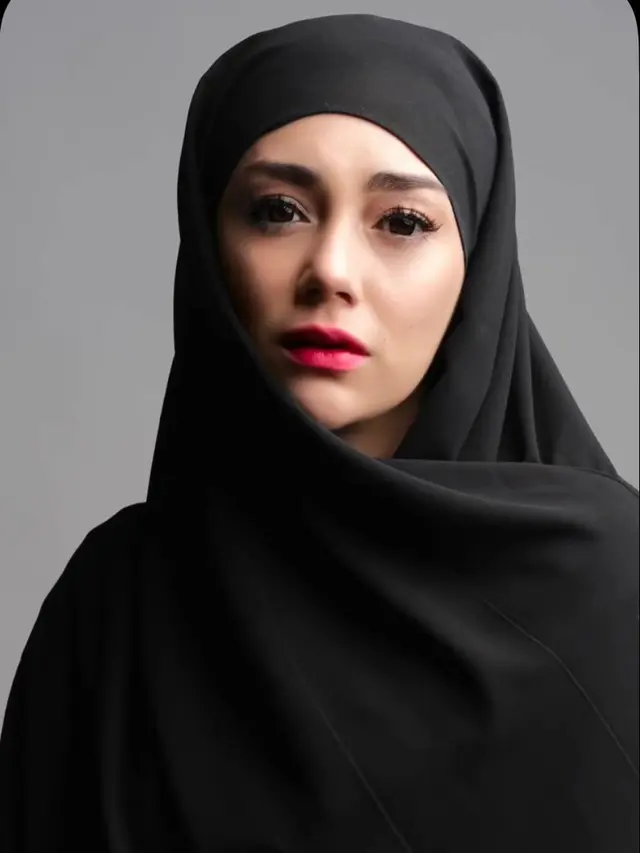 7 Potret Tampilan Celine Evangelista dalam Balutan Hijab Hitam di Pemotretan Terbaru, Tuai Pujian