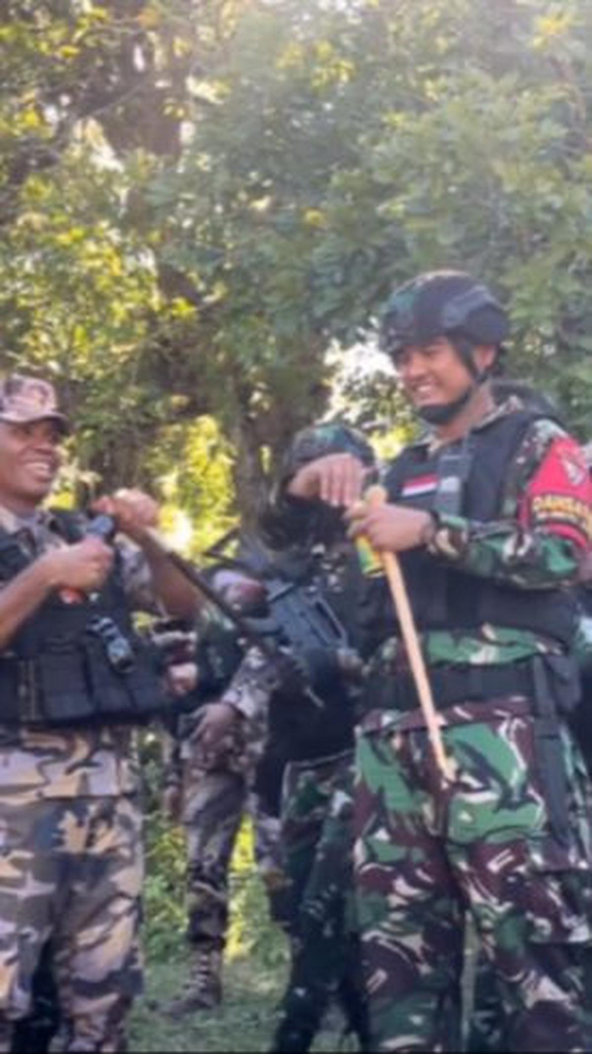 Kedua pasukan Satgas ini kemudian minum bersama-sama di tengah hutan perbatasan tersebut. <br>