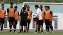 Staf Pelatih Timnas Indonesia U-19, Gong Oh-kyun, memberikan arahan saat internal games di Stadion Wibawa Mukti, Cikarang, Rabu (15/1). Sebanyak 53 pemain mengikuti seleksi untuk memperkuat skuat utama Timnas Indonesia U-19. (Bola.com/Yoppy Renato)