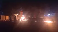 Polda DIY gelap gulita, massa bakar dua mobil